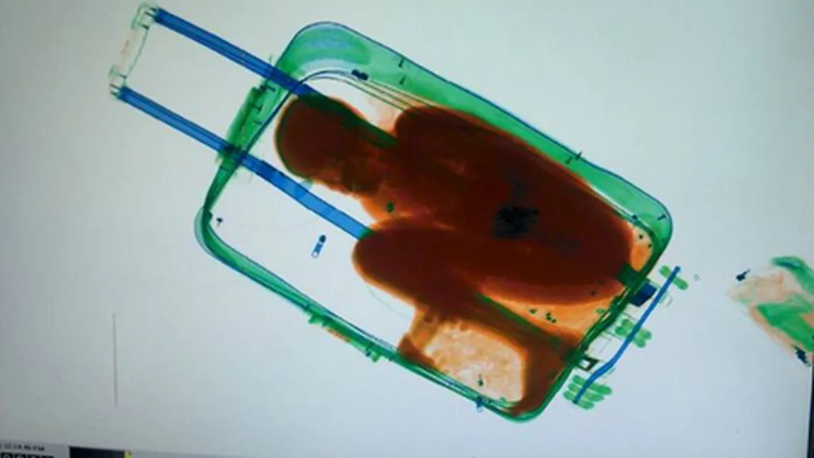 Copil de opt ani, descoperit într-un bagaj la aeroport IMAGINI ULUITOARE