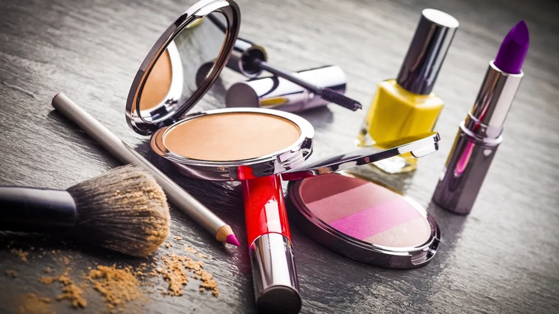 Cosmetice expirate sau produse fără informaţiile obligatorii pe ambalaj, găsite în urma unor controale ANPC