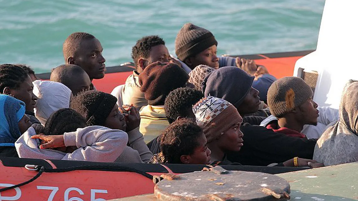 Criza imigranţilor continuă. 900 de oameni au fost salvaţi din Marea Mediterană