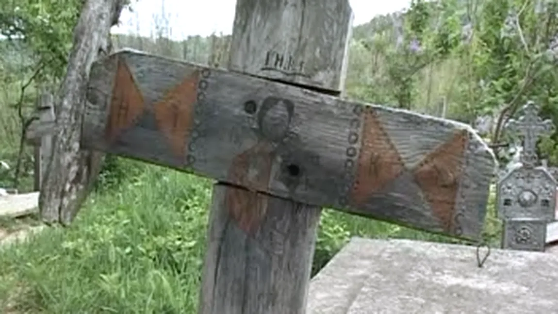 Dezastru într-un cimitir din Gorj. Mormintele au luat-o la vale