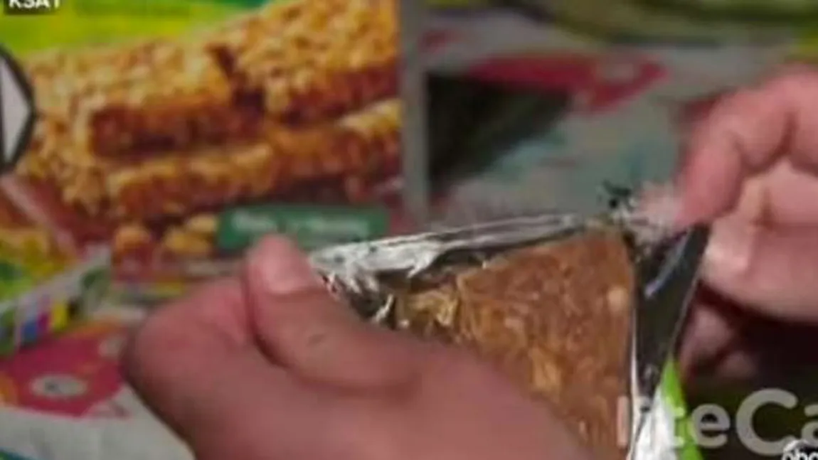 Descoperire STUPEFIANTĂ făcută de o bunică într-un baton de cereale: Am chemat poliţia când am văzut VIDEO