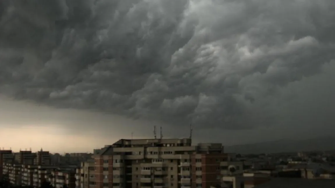 COD GALBEN de furtuni pentru sudul României. Avertizare şi pentru Bucureşti