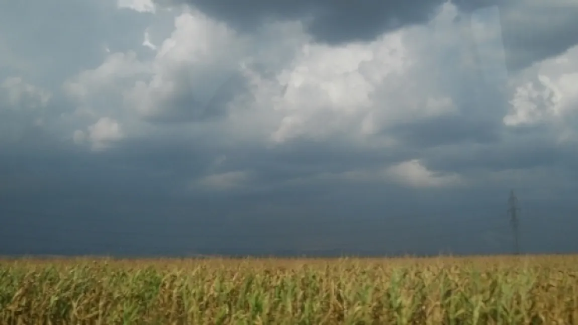 FENOMEN meteo RAR în România. Iată ce s-a văzut pe cer în timpul unei furtuni GALERIE FOTO