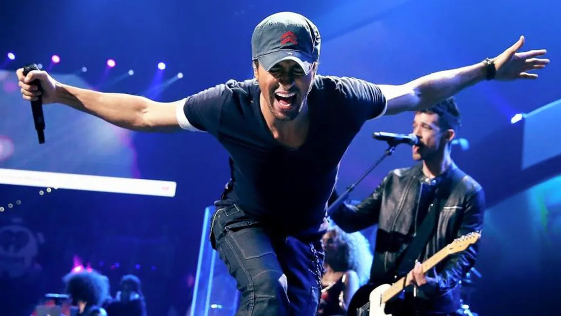 Enrique Iglesias s-a rănit în timpul unui concert . A cântat în timp ce sângera FOTO şi VIDEO