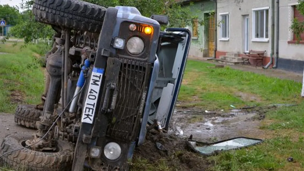 Accident în Timiş. Un JEEP s-a răsturnat în afara şoselei FOTO