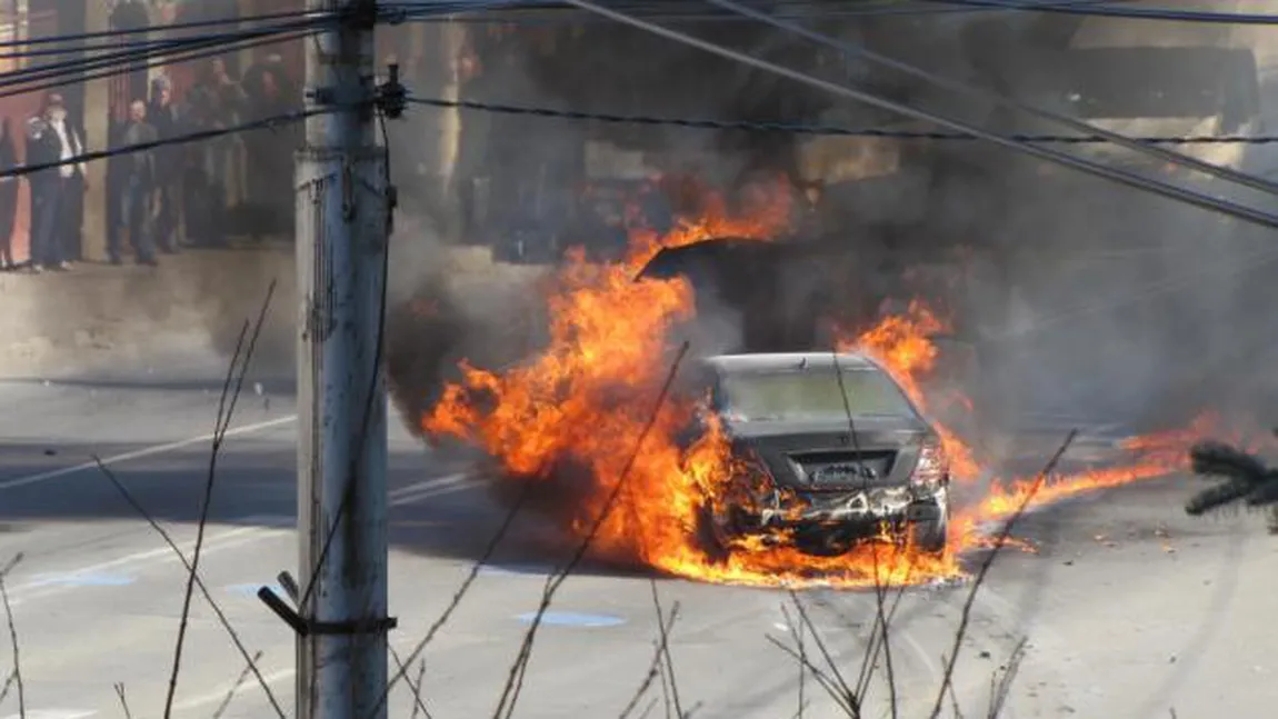 Un şofer beat a provocat un dezastru: o maşină incendiată, alte două avariate şi un semafor rupt