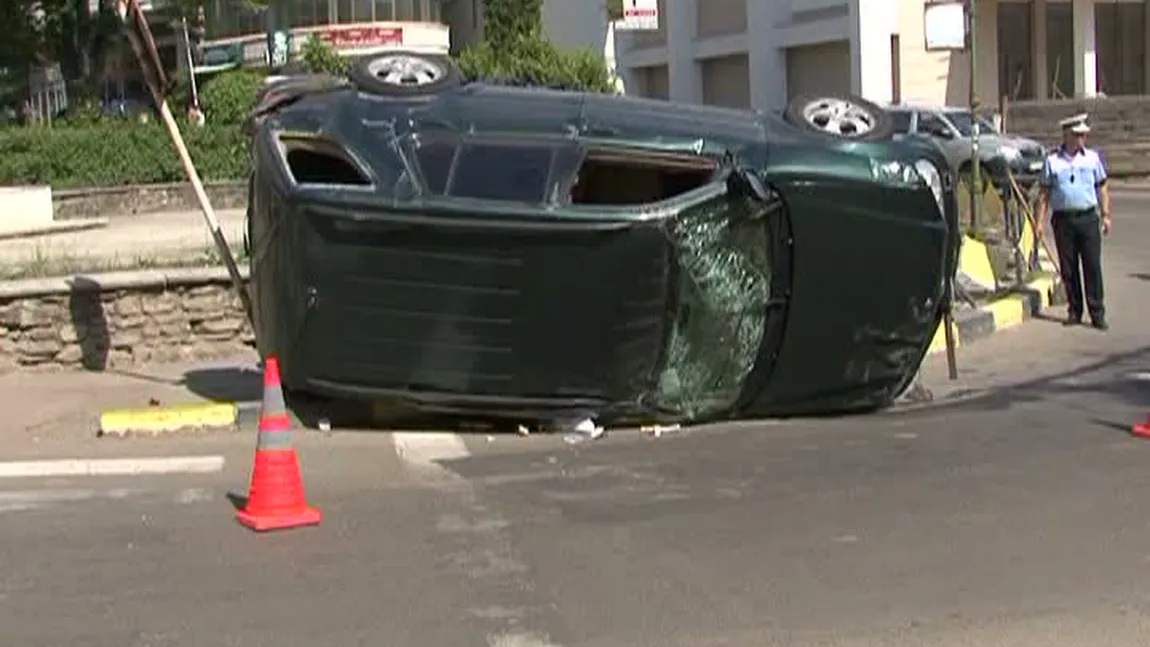 Un accident spectaculos s-a petrecut la Suceava. O maşină a ZBURAT prin aer VIDEO