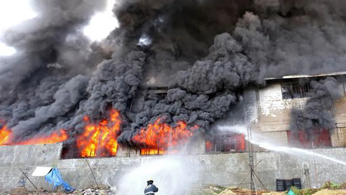 Incendiu devastator la o fabrică de încălţăminte. Zeci de oameni au murit arşi de vii