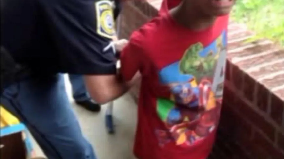 Lecţie inedită oferită de o femeie fiului: Un BĂIAT de 10 ani, arestat de poliţie la INSISTENŢELE MAMEI VIDEO
