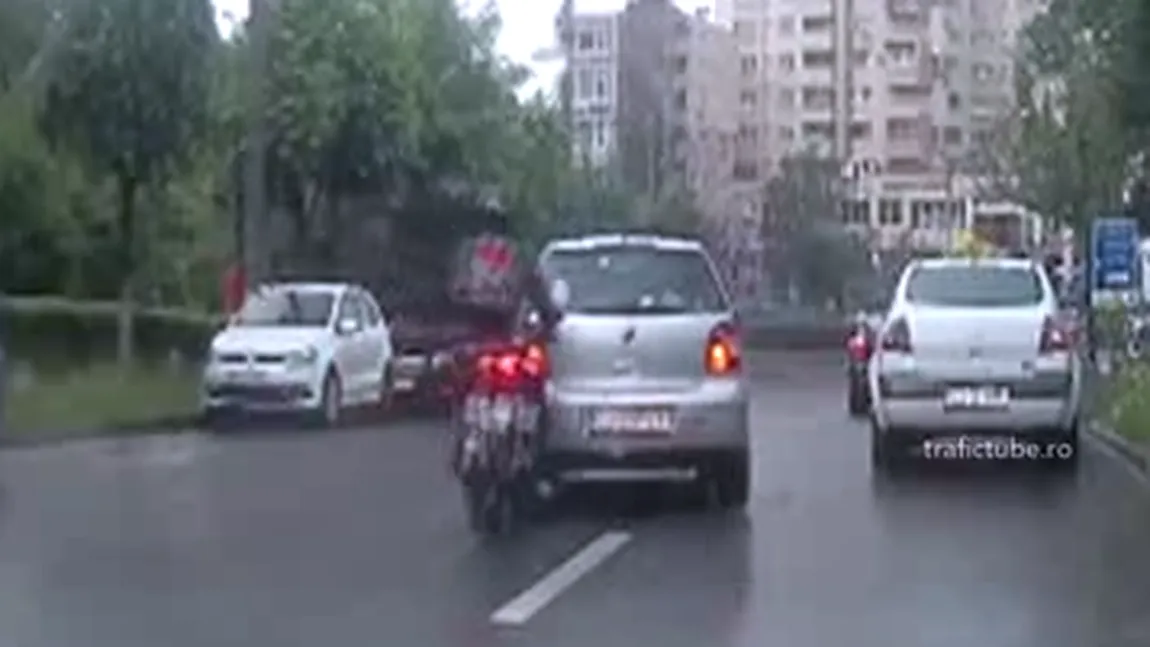 Un motociclist a intrat într-o maşină care a depăşit neregulamentar VIDEO