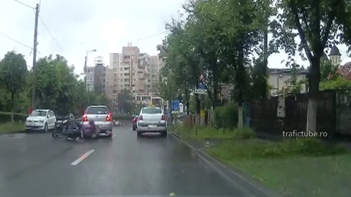 Motociclist la un pas de moarte, din cauza unui şofer care i-a tăiat calea VIDEO