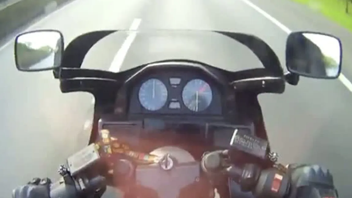 Un motociclist a scăpat ca prin minune după un accident teribil. A pierdut controlul la 200 km/h VIDEO