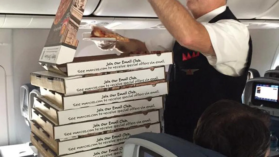 Un pilot a comandat pizza pentru pasageri, după ce avionul a rămas blocat pe pista