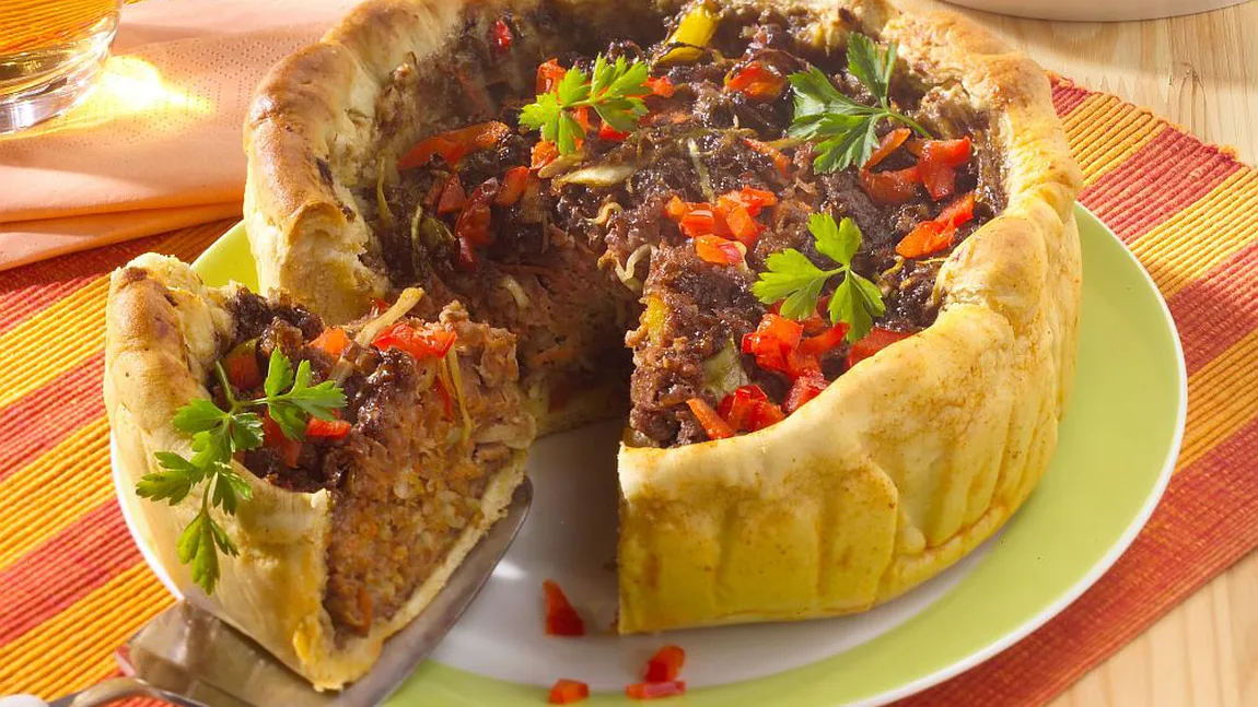 REŢETA ZILEI. Plăcintă cu carne şi ceapă verde