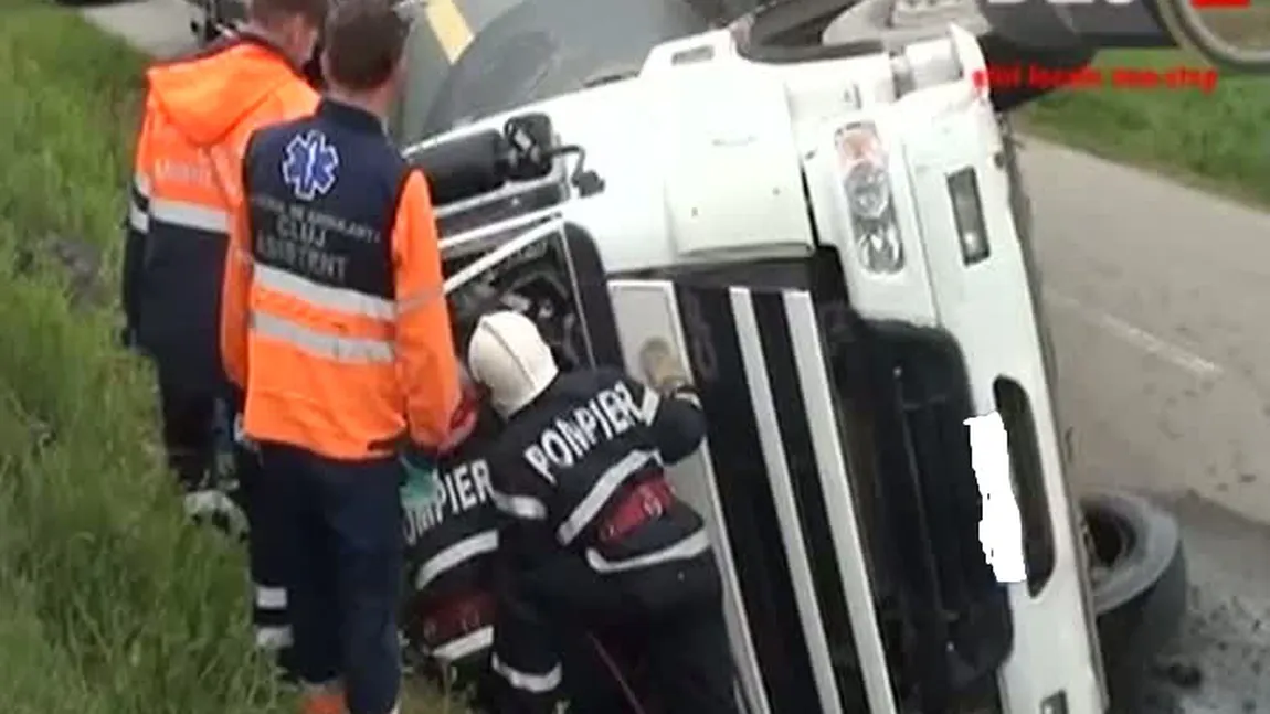 Şofer, la un pas de moarte dupa ce s-a răsturnat cu autobasculanta în judeţul Cluj VIDEO