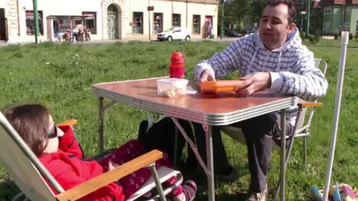 Protest inedit, ca de 1 MAI. Şi-a luat o masă, nişte scaune şi s-a aşezat în MIJLOCUL intersecţiei FOTO