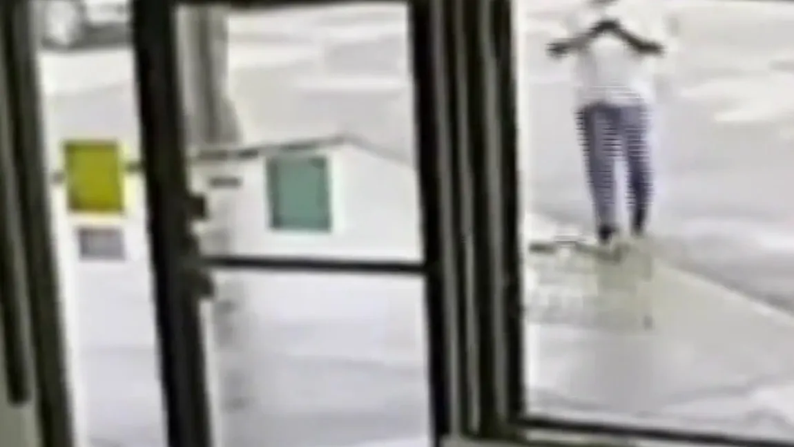 Prea ocupat să scrie un mesaj, însă la un PAS de MOARTE. Ce s-a întâmplat din neatenţie este incredibil VIDEO