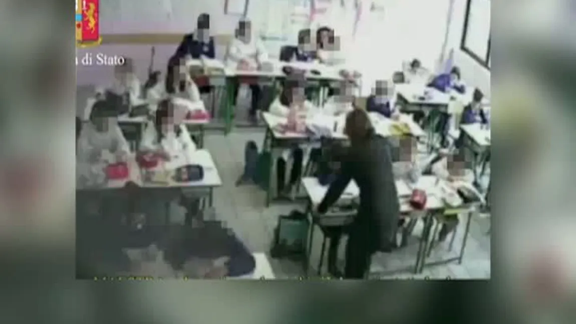 O învăţătoare din Italia, filmată în timp ce-şi înjura şi bătea elevii VIDEO