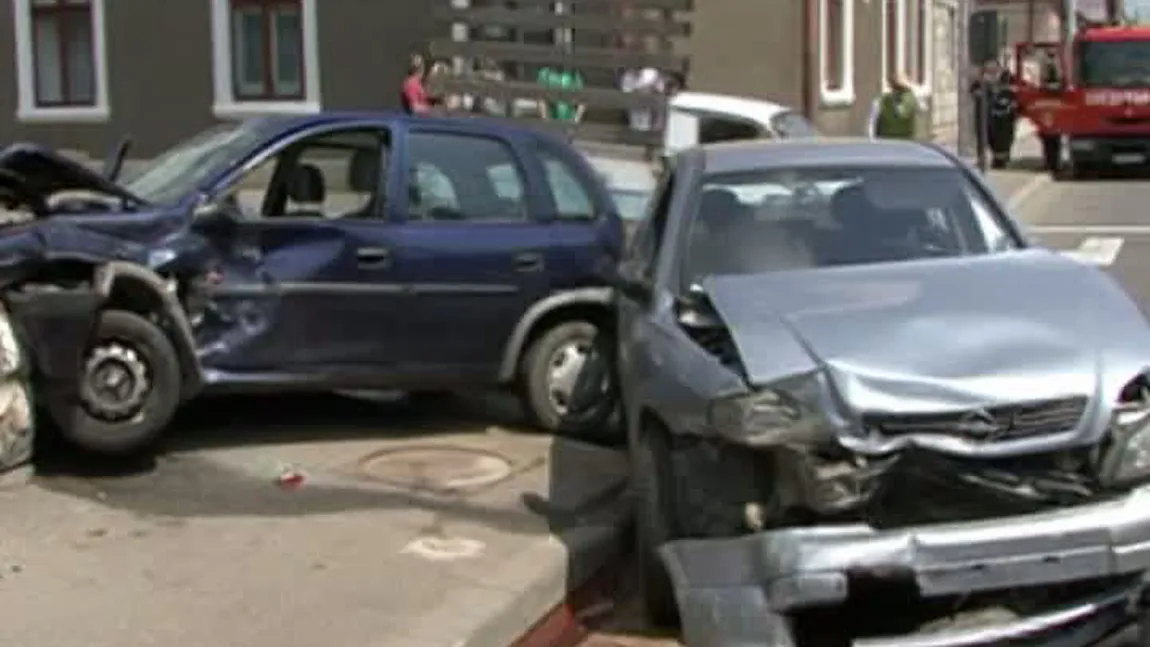 Accident TERIBIL în Mehedinţi. Trei RĂNIŢI şi două maşini distruse VIDEO