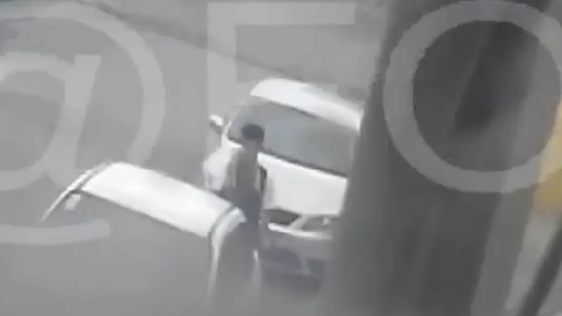 SEX pe stradă, în plină zi. Scena petrecută între maşini a fost filmată şi pusă pe net VIDEO