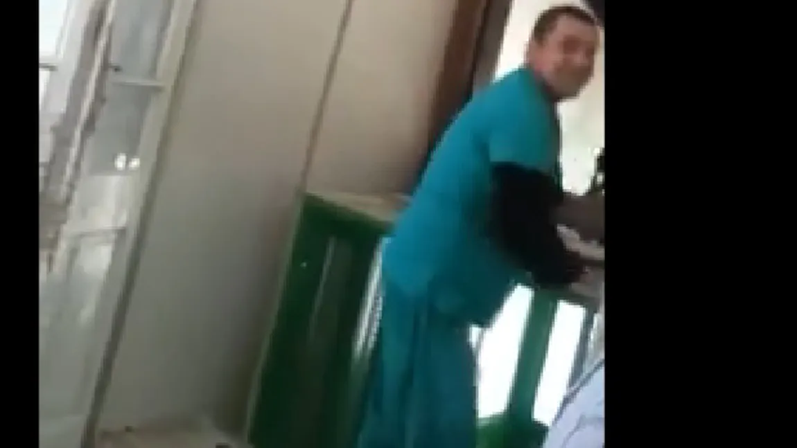 Imagini uluitoare într-un spital. Un angajat ridică un lift cu propriile mâini pentru a ajuta un bolnav