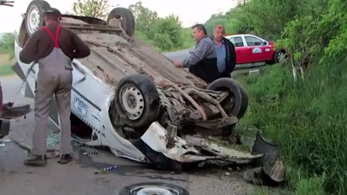 Accident grav: Un taxi s-a răsturnat pe şosea. VIDEO