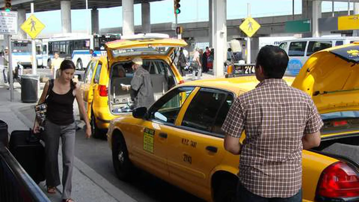 CONTROALE la aeroporturi. Zeci de AMENZI, aplicate taximetriştilor