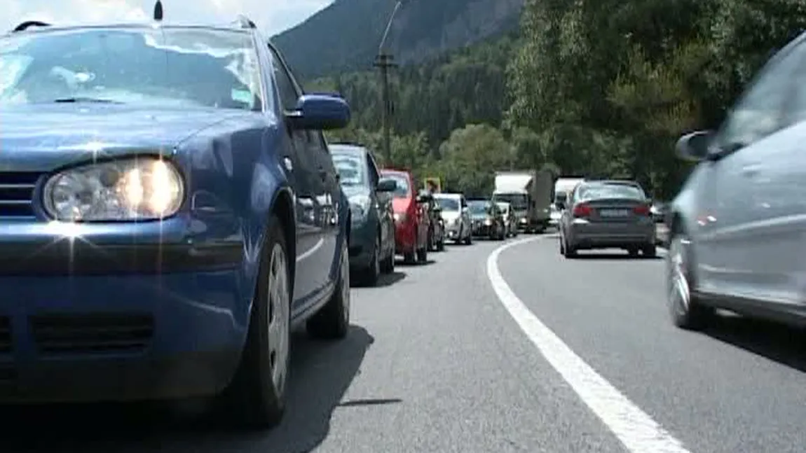 VACANŢA DE 1 MAI. Trafic îngreunat în zona staţiunilor montane de pe Valea Prahovei VIDEO