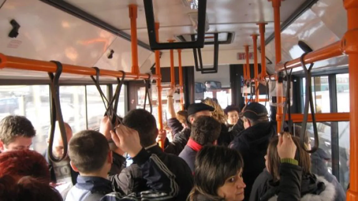 Tramvaiele din Capitală, PERICOL pentru călători. Într-un vagon, o bucată de metal stă să cadă peste pasageri