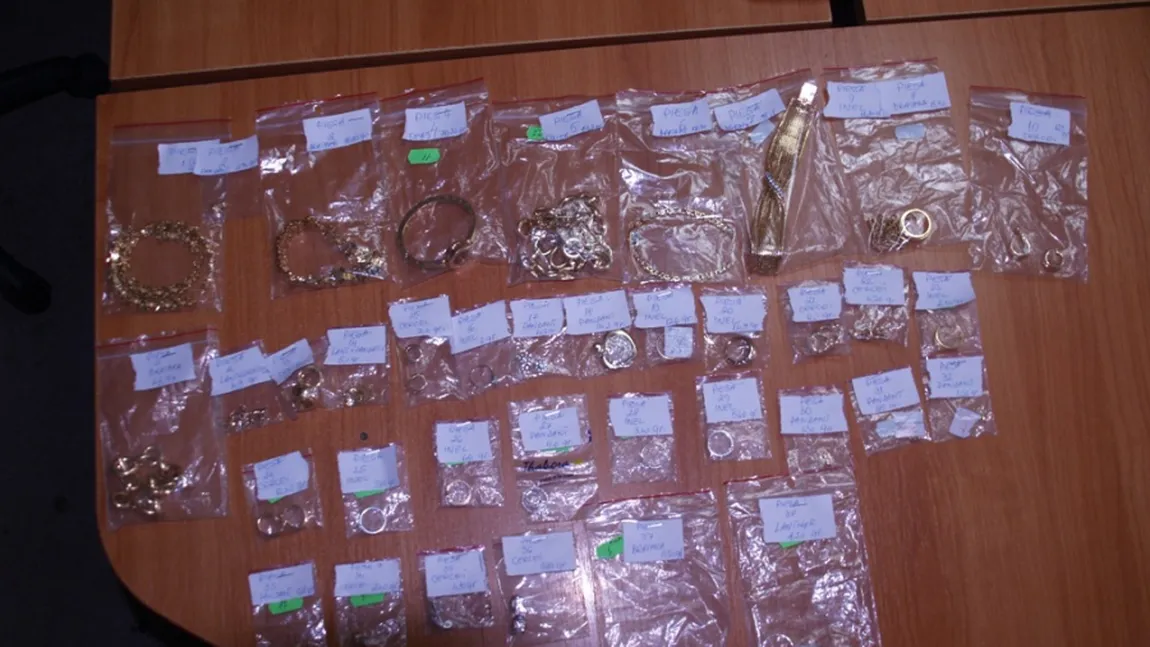 Captură URIAŞĂ. Bijuterii şi mii de euro, confiscaţi de vameşi de la o femeie