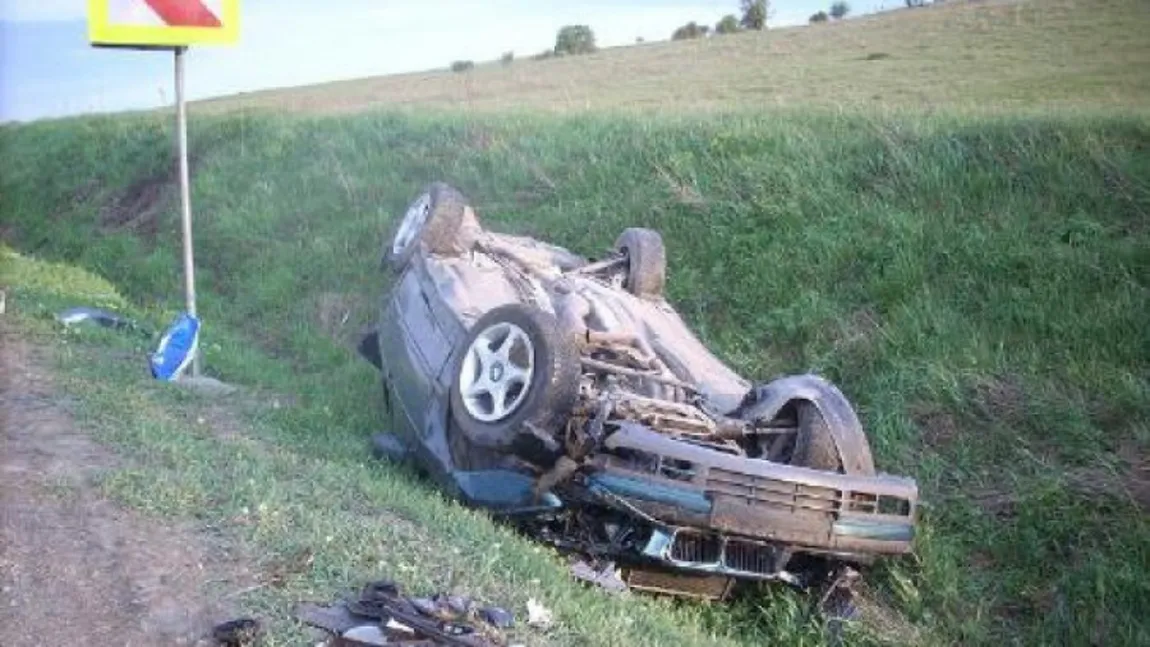 Accident grav în Prahova. Două maşini s-au răsturnat după ce s-au ciocnit violent