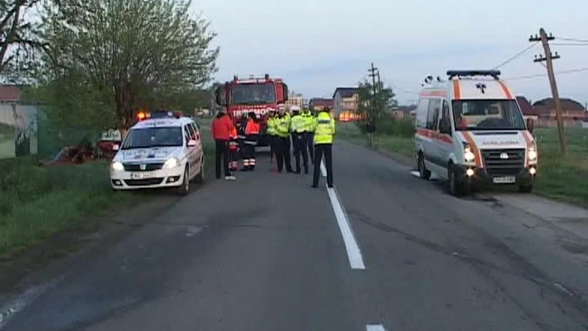 Accident în Prahova. Un şofer a intrat violent cu maşina într-un pom. Două persoane, încarcerate