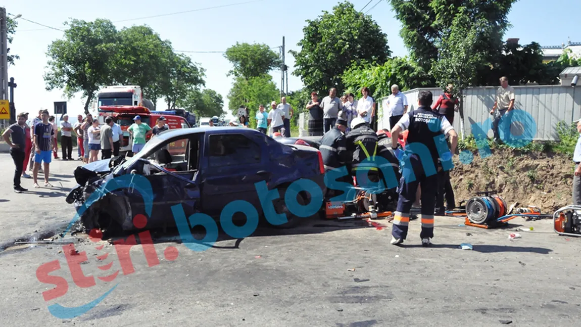 Accident TERIBIL în Botoşani: Şase victime şi două maşini făcute PRAF. Doi tineri au murit la spital VIDEO