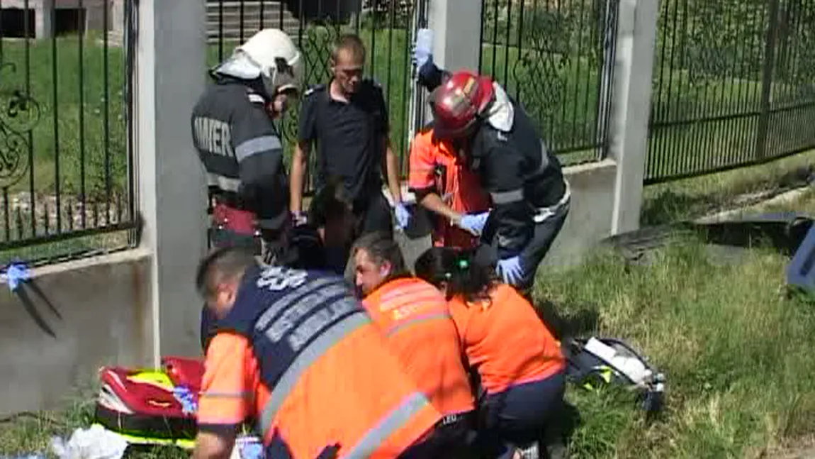 Un şofer vitezoman, mort după ce a intrat cu maşina într-un stâlp VIDEO