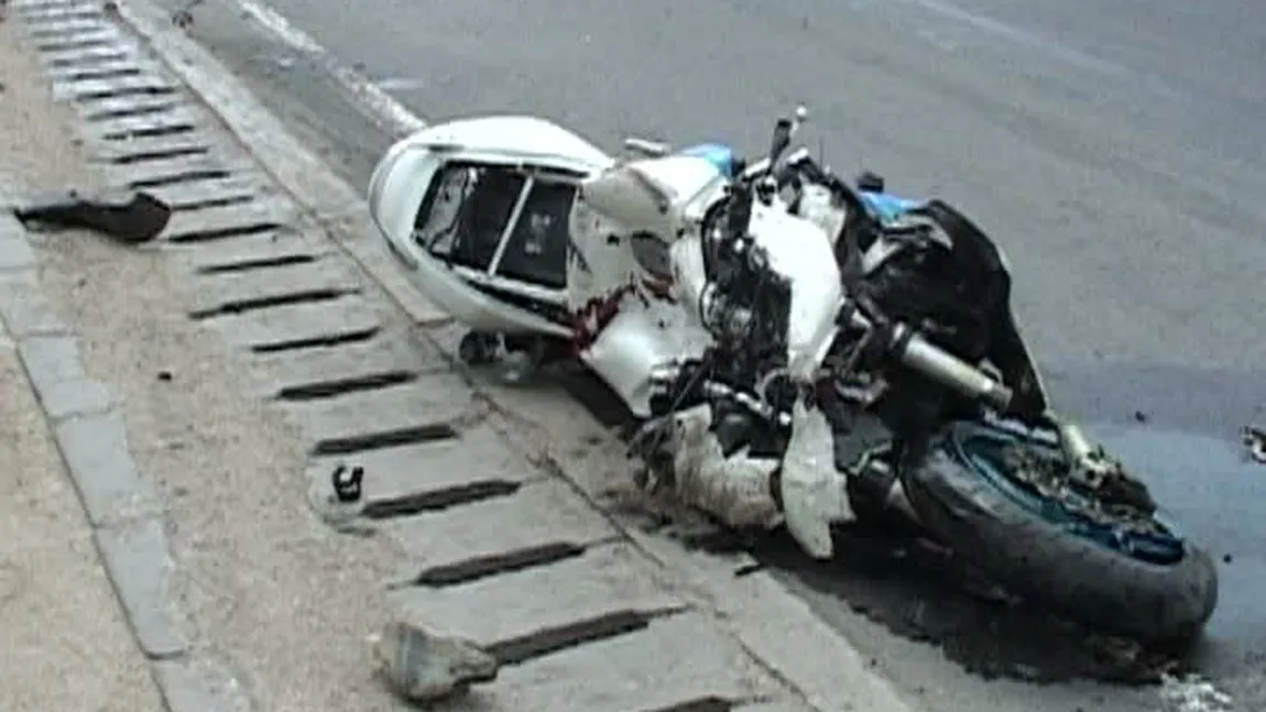 Un motociclist teribilist, implicat într-un accident grav. Tânărul a murit la spital VIDEO