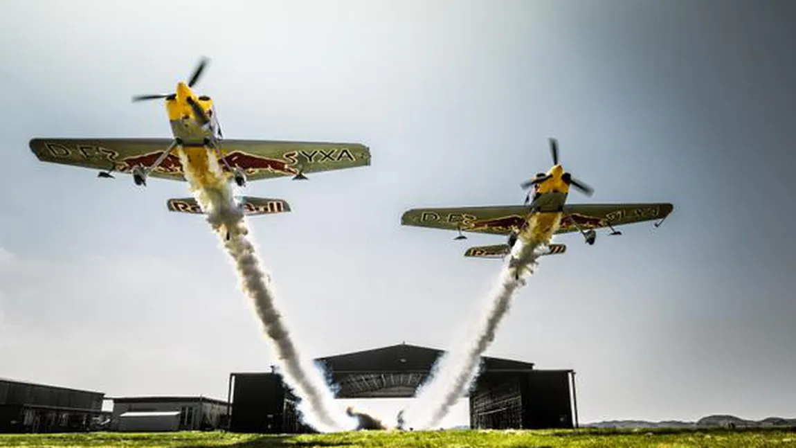 Record mondial în aviaţie. Primul zbor în formaţie, printr-un hangar, cu peste 300 km/oră VIDEO