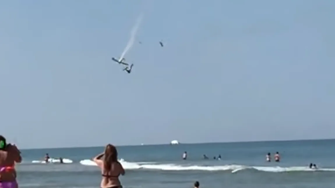 VIDEO ŞOCANT. Două avioane s-au ciocnit în timpul unui show aviatic şi au căzut în mare