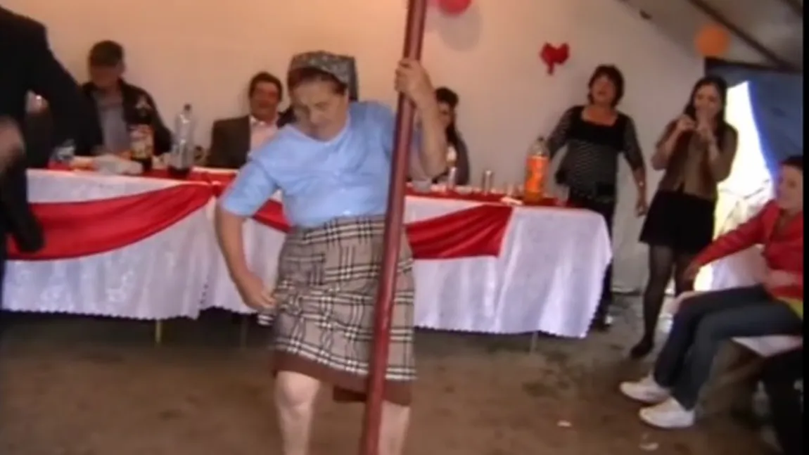 Imagini de senzaţie filmate la o nuntă, în România. O babă dansează la bară mai ceva ca o animatoare VIDEO
