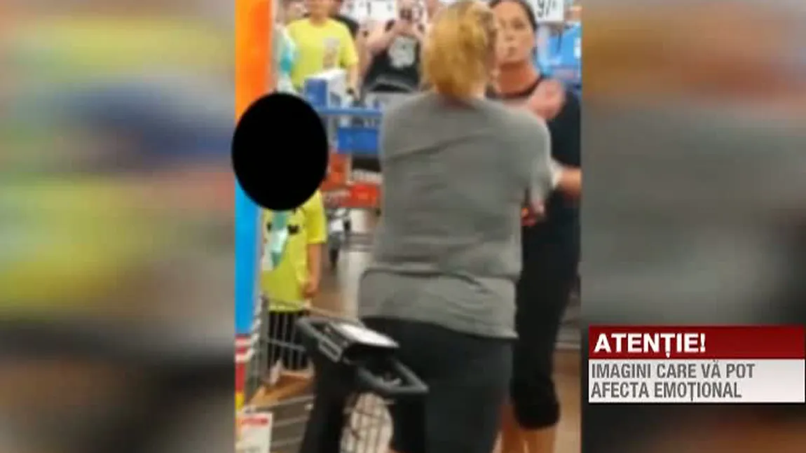 Bătaie în supermarket între două femei: Şi-au împărţit pumni şi picioare VIDEO