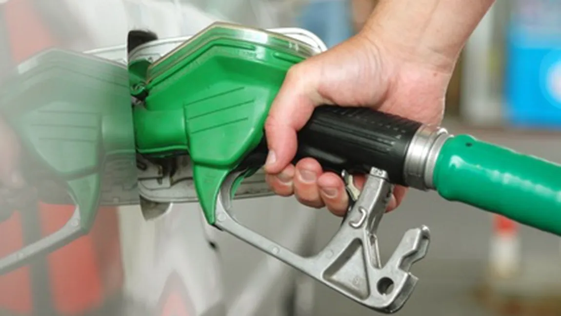 Preţul benzinei a crescut, în timp ce motorina s-a ieftinit