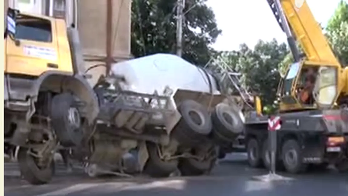 Accident SPECTACULOS. O autobetonieră s-a răsturnat în centrul oraşului Brăila  VIDEO