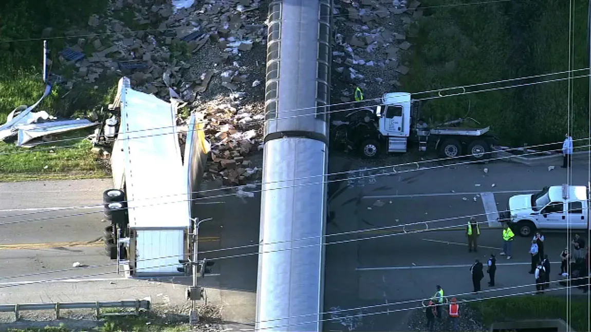 Accident spectaculos în SUA: Un camion cu şuncă a fost pulverizat de un tren VIDEO