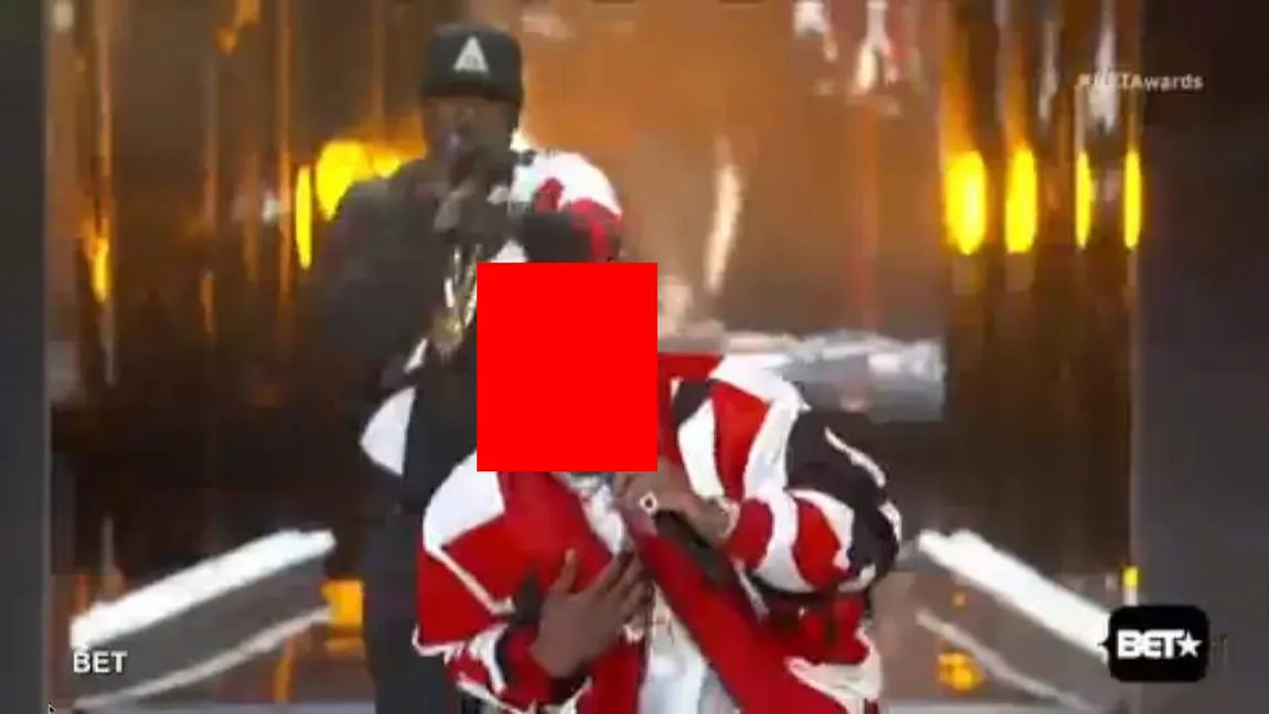 Un cunoscut rapper, s-a făcut de râs pe scenă, după ce a căzut în timpul unui recital VIDEO