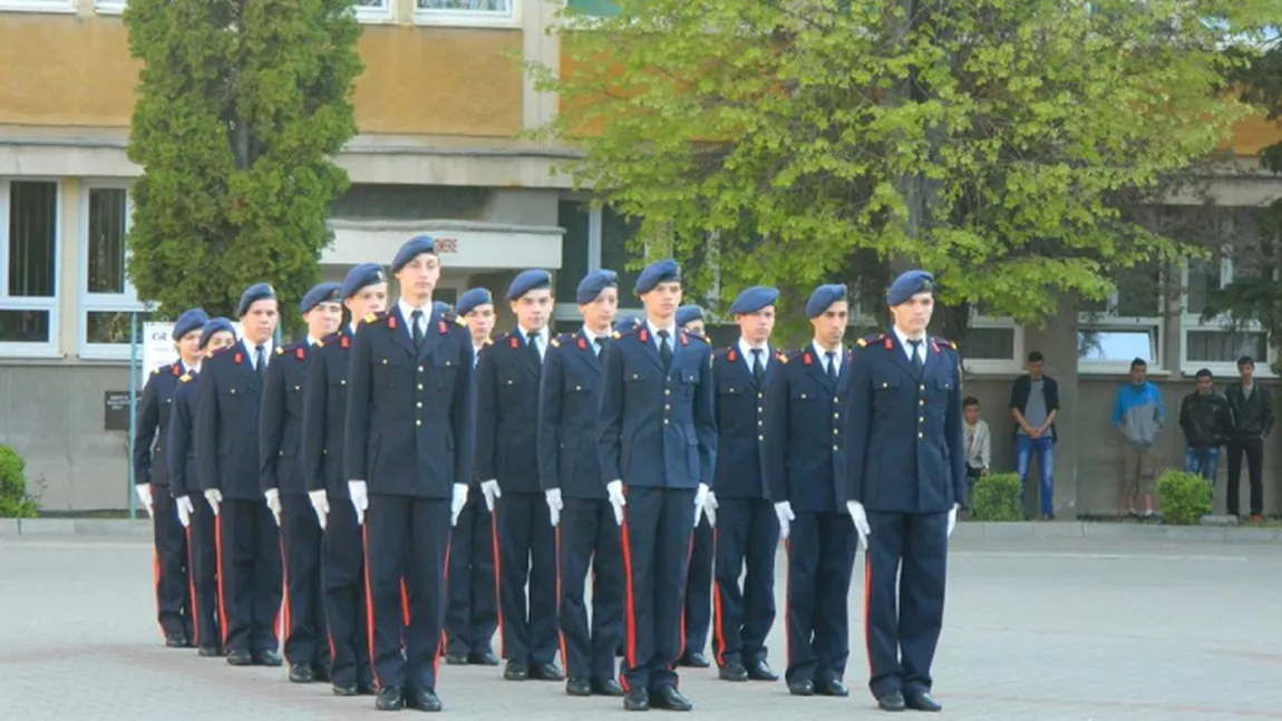 Sute de ofiţeri români, pregătiţi în instituţiile militare de învăţământ, activează în structuri NATO sau UE