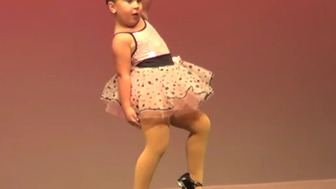 O fetiţă de 6 ani face un SHOW de zile mari la serbare VIDEO