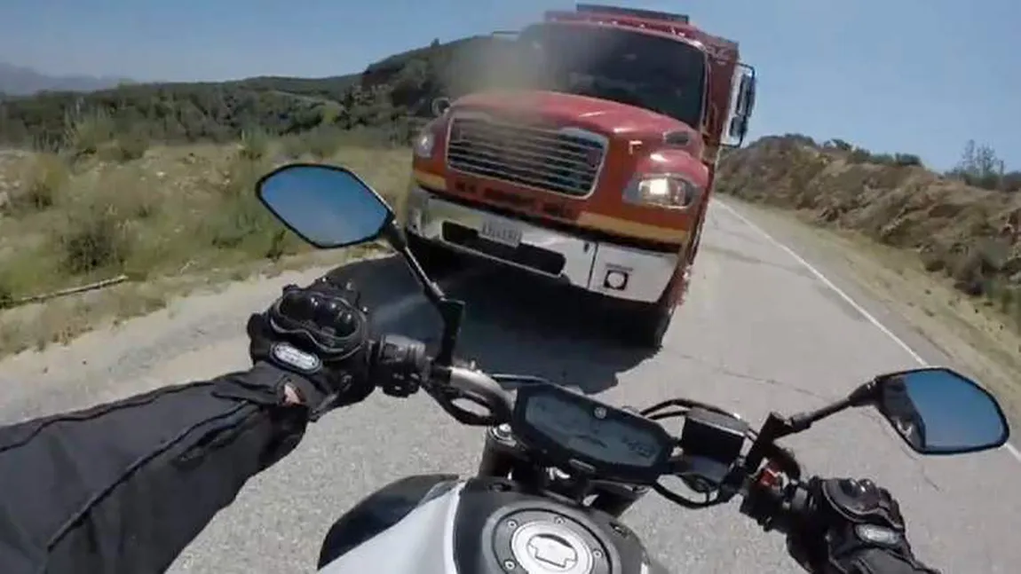 Accident teribil surprins de o cameră video. Impact frontal între un motociclist şi un camion VIDEO