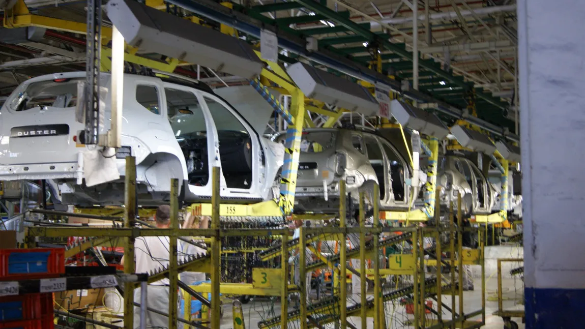 Sute de angajaţi ai Dacia Renault stau la coadă pentru a fi disponibilizaţi. Cum e posibil aşa ceva