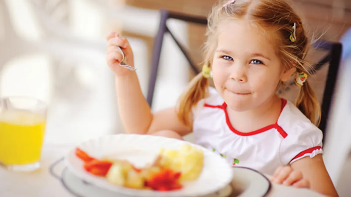 Alimente PERICULOASE pentru copii. Ce mâncare provoacă pubertatea precoce