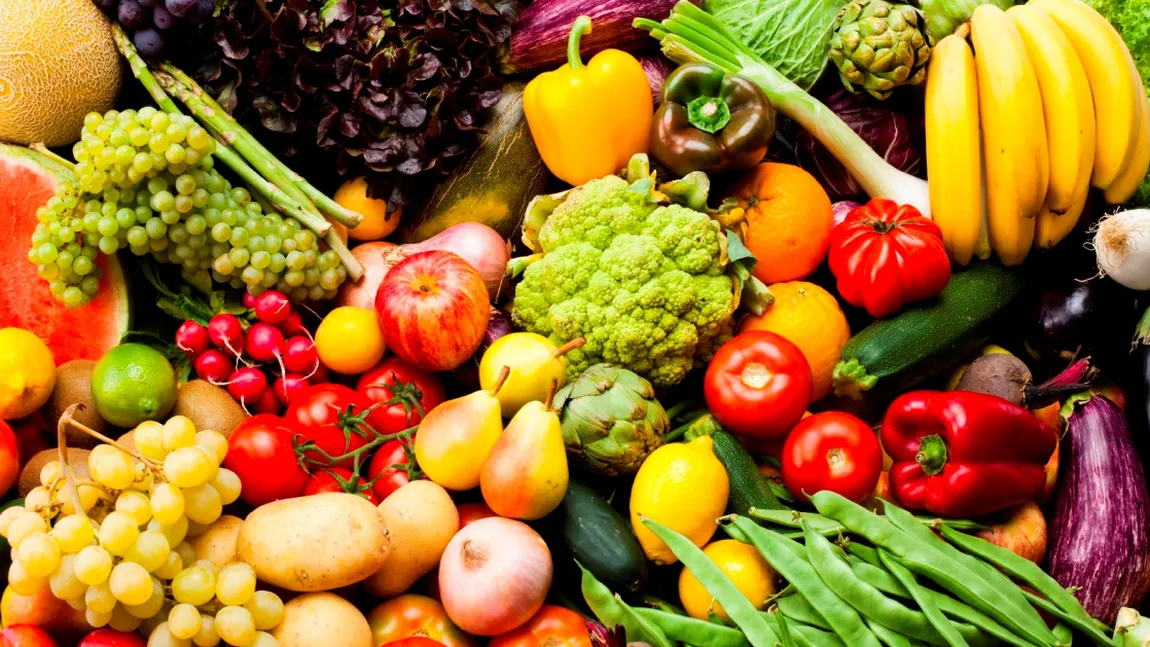 Fructele proaspete, legumele şi cartofii - alimentele care s-au ieftinit cel mai mult în august