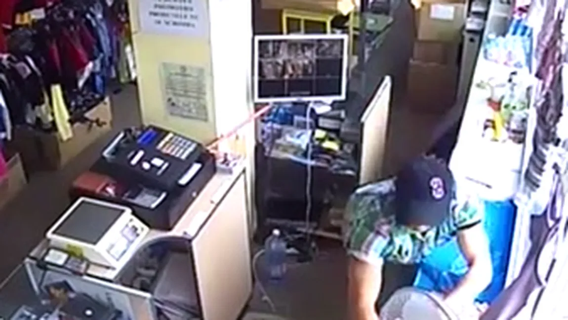 Hoţ de telefoane, surprins în acţiune într-un magazin din Cluj VIDEO